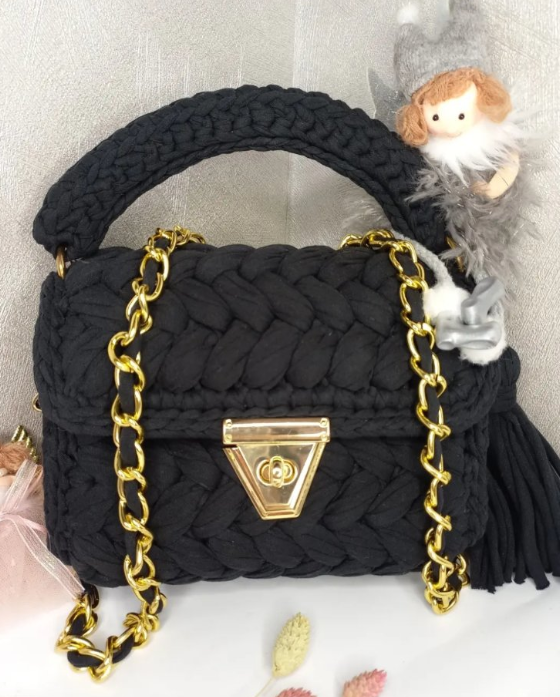 Black Gold — чорна сумочка із золотою фурнітурою